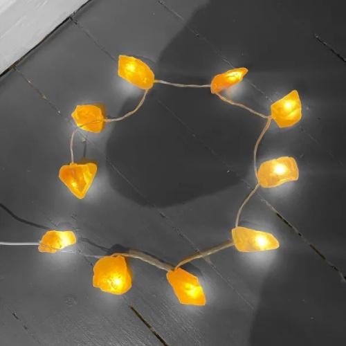 En ljusslinga med små gula LED-lampor i form av hjärtan.
