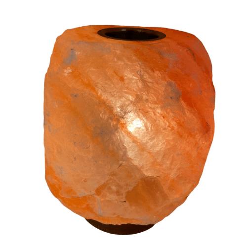 Orange saltlampe i grov, naturlig form.