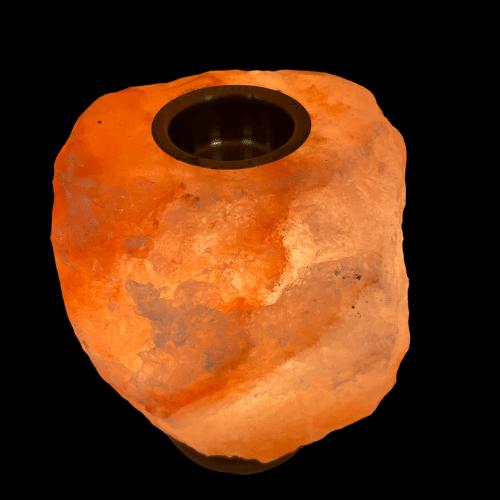 Uppljusad saltstenlampa i orange nyanser.