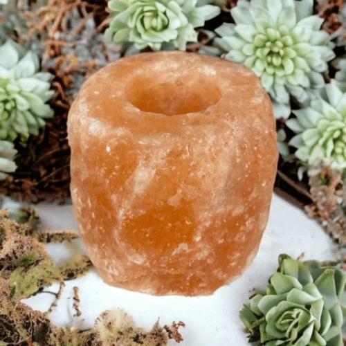 En ljusorange saltstensljuslykta med ruff yta.