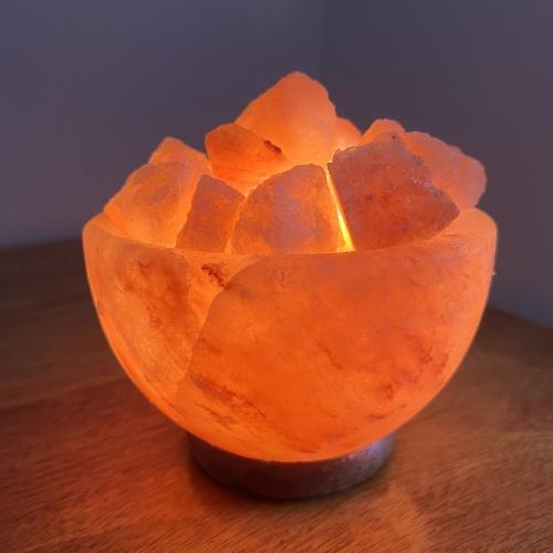 Tänd saltstenslampa med varmt orange sken.