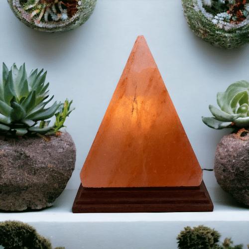 En orange saltlampa i form av en pyramid.