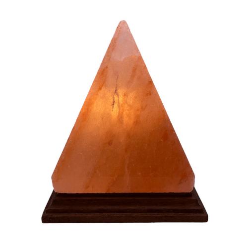 En pyramidformad saltstenlampa på träfot.