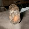Ljus inuti en grov, naturlig saltsten.