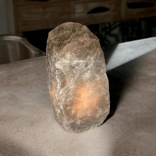 Ljus inuti en grov, naturlig saltsten.