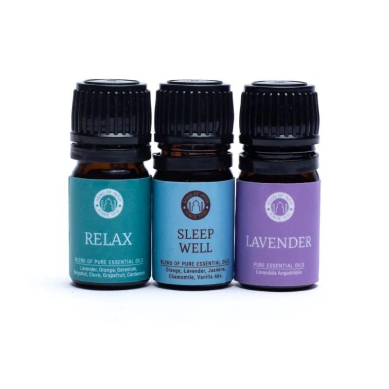 Tre flaskor eteriska oljor märkta Relax, Sleep Well, Lavender.