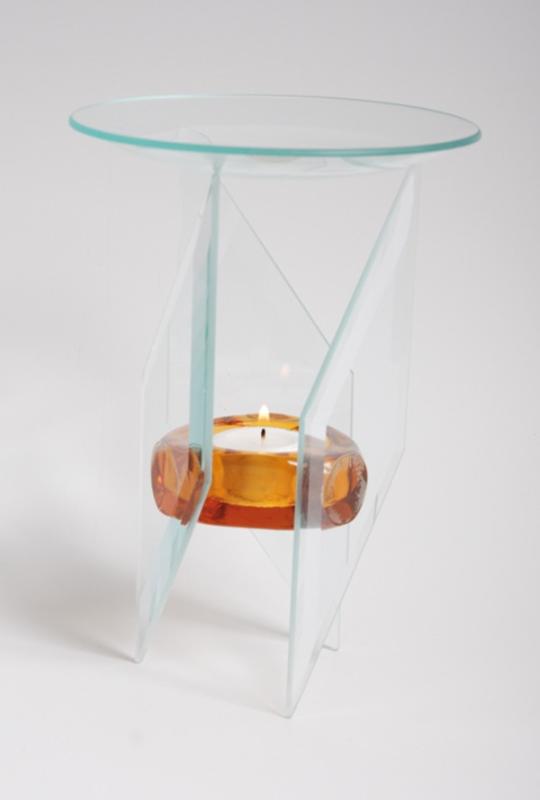 Glasbord med inbyggd ljushållare och orange insatser.