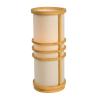 Cylindrisk lampa i beige med ljusa trädetaljer.