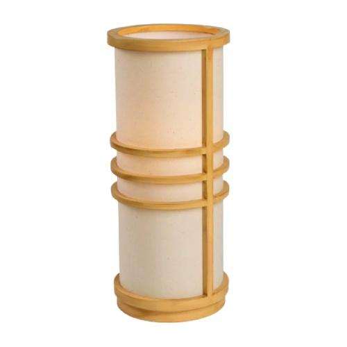 Cylindrisk lampa i beige med ljusa trädetaljer.