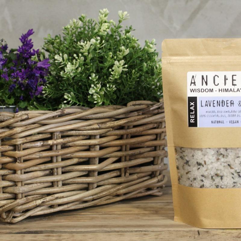 Brun papirspåse med lavendel och eukalyptusbadsalt.